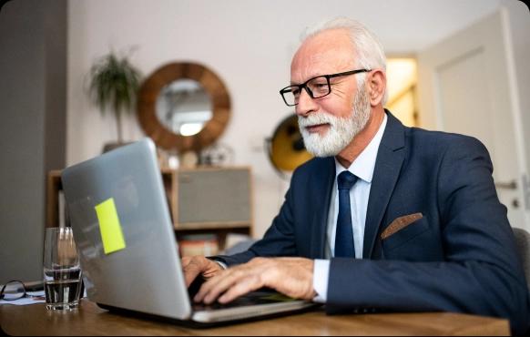 Foto de uma pessoa utilizando um computador