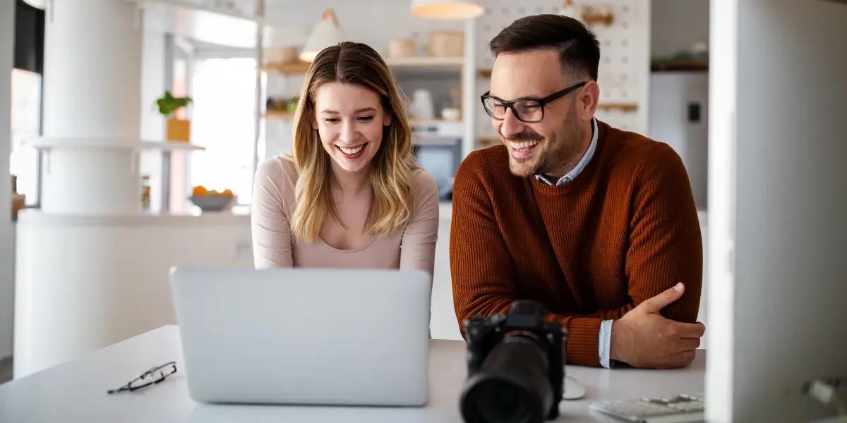 Corretores de imóveis criando seu blog imobiliário.