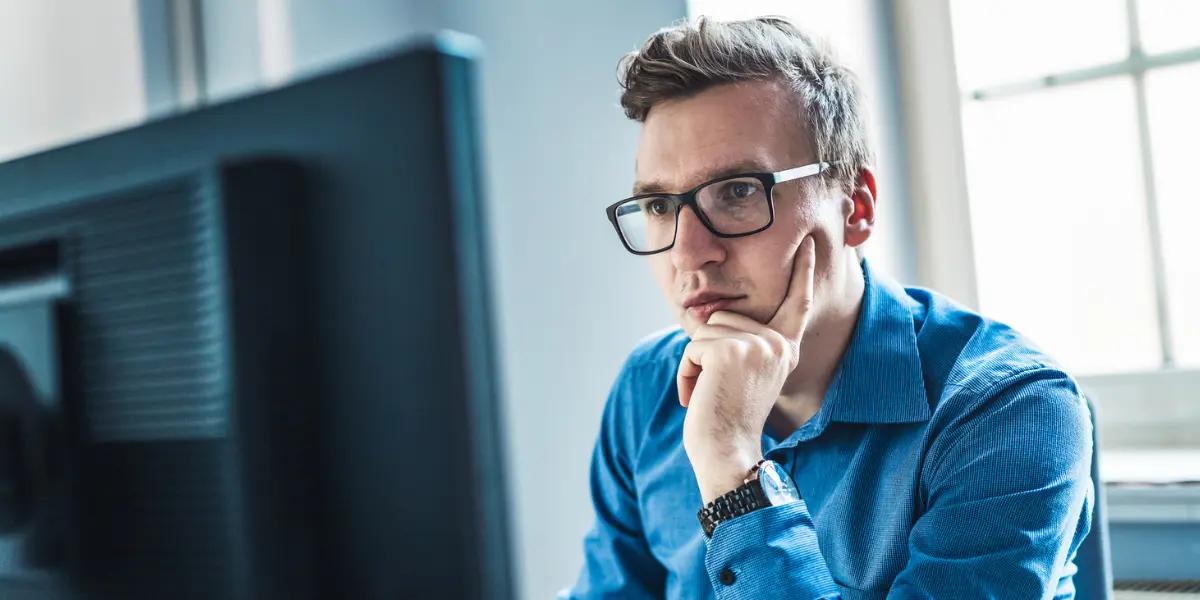 Imagem ilustrativa de um corretor lendo um contrato de locação.
