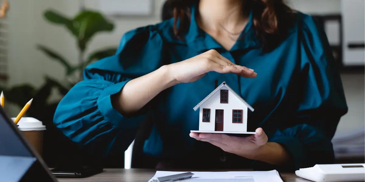Corretora de imóveis apresentando seguro residencial para os clientes.