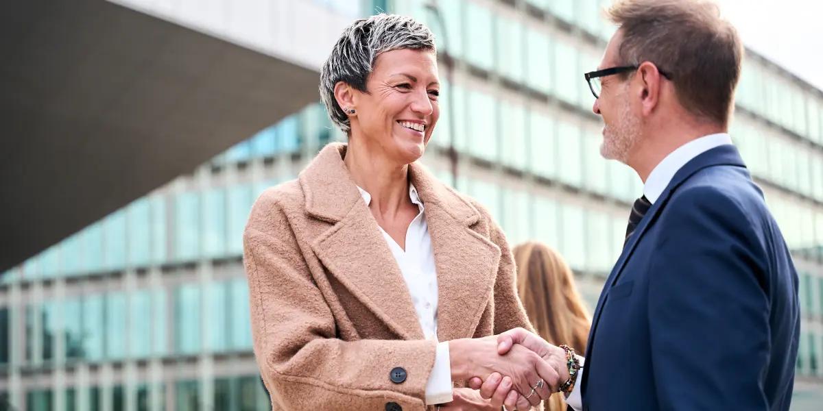 Corretora de imóveis utilizando a técnica de rapport com cliente.