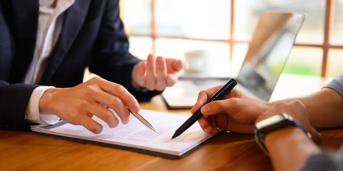 Imagem de um contrato de locação sem garantia.