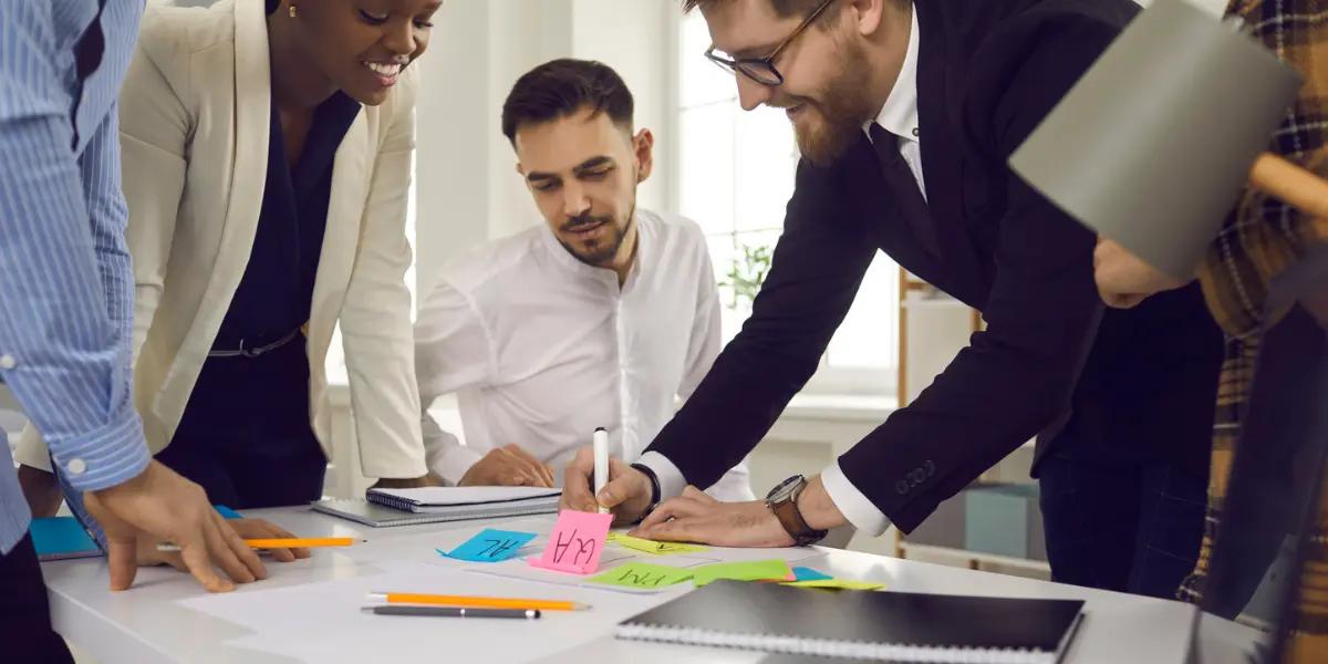 Imagem de uma equipe estudando o que é PDCA.