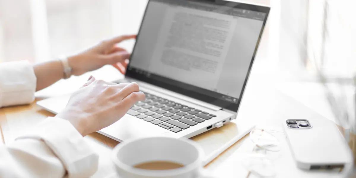 Imagem de uma corretora pesquisando sobre o que é copywriting imobiliário.