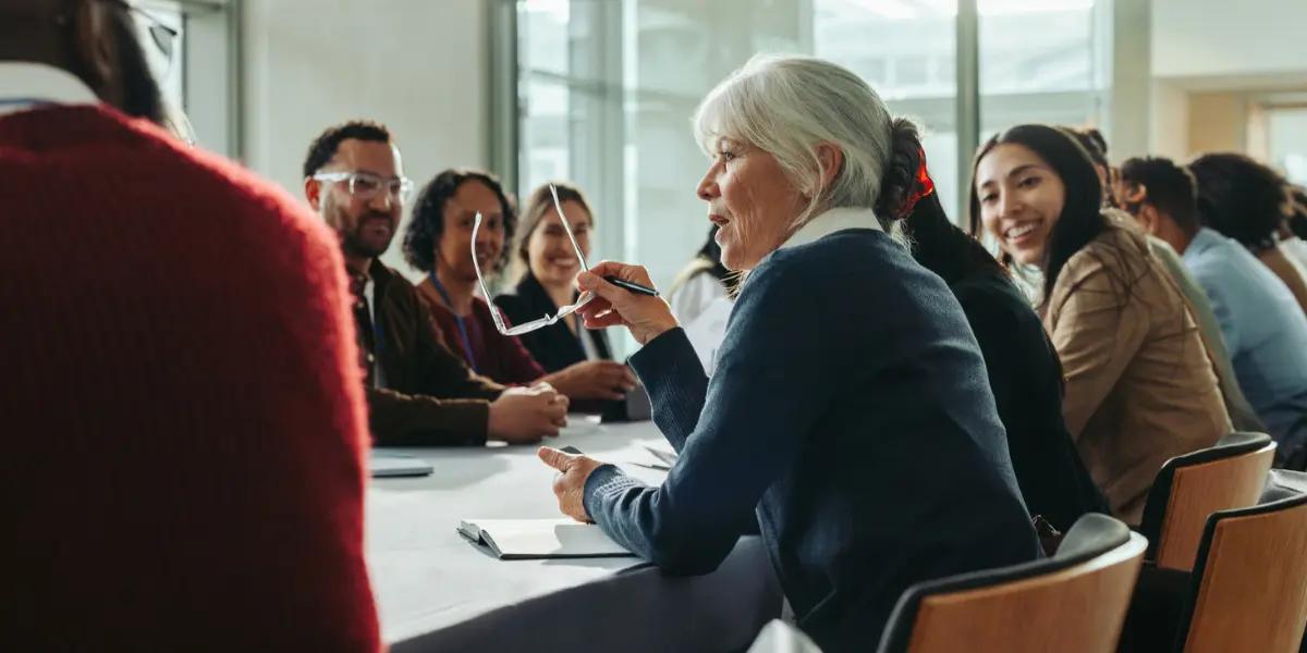 Imagem de uma líder explicando o que é liderança de alta performance.