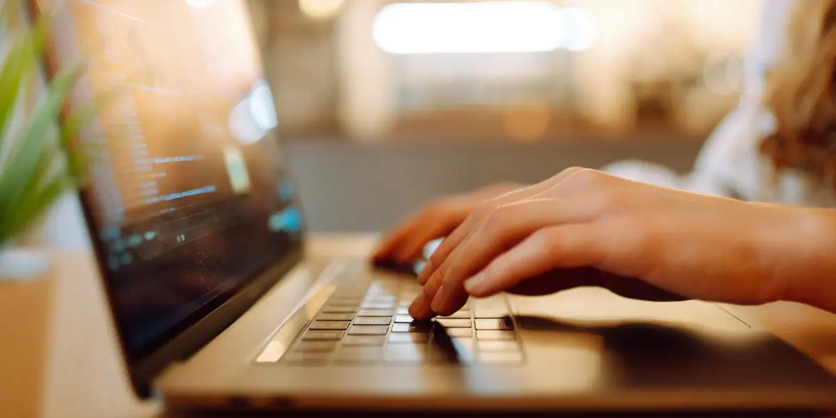 Imagem de uma corretora acessando seu site para imobiliária.