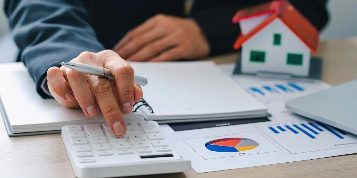 Imagem de corretor de imóveis calculando o ITCMD para um cliente.
