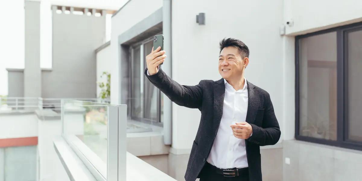 Corretor de imóveis gravando vídeo no TikTok para o perfil da sua imobiliária.