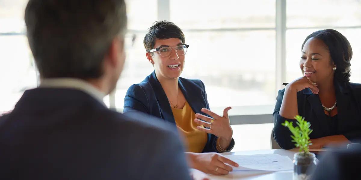 Imagem de uma reunião sobre o que são encargos locatícios.