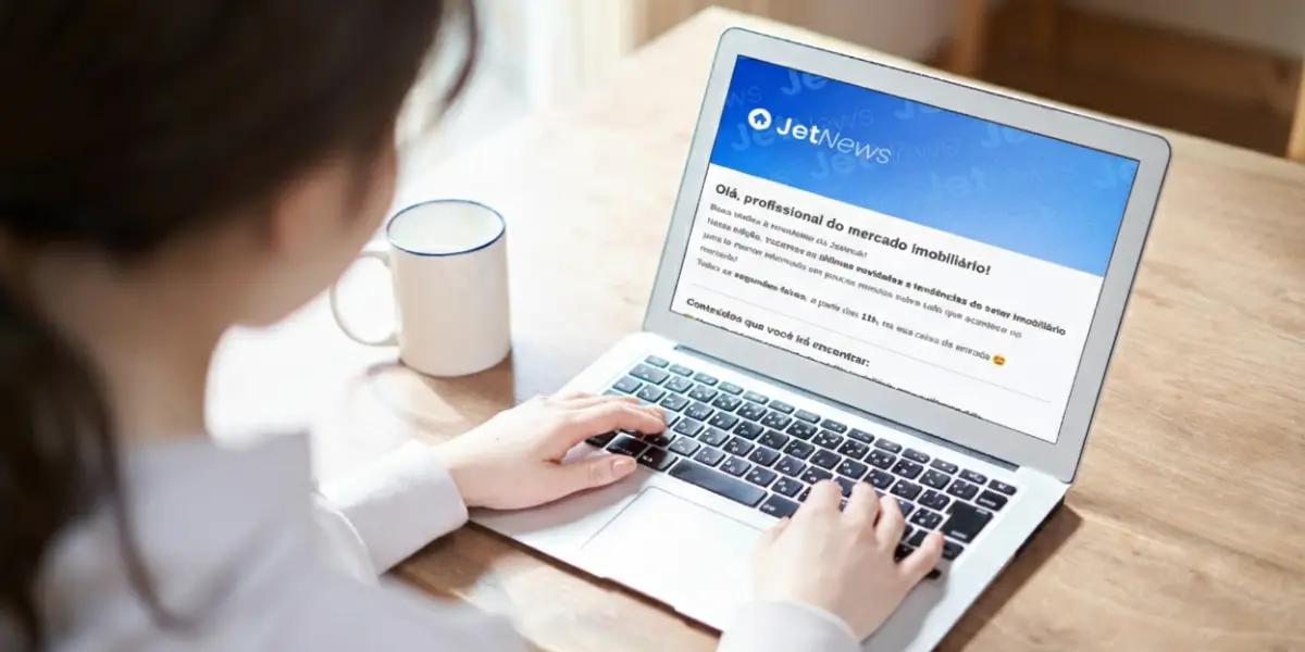 Corretora de imóveis lendo uma newsletter do mercado imobiliária para se atualizar sobre o setor.