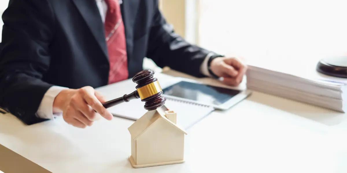 Corretor de imóveis aplicando regras do direito imobiliário no seu negócio.