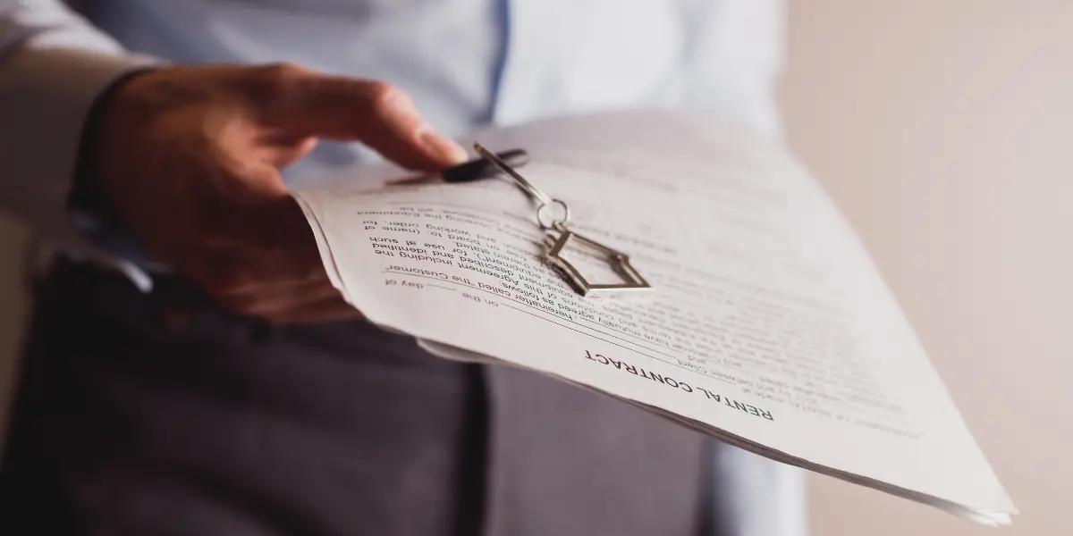 Corretor de imóveis tirando a certidão de matrícula de imóvel.