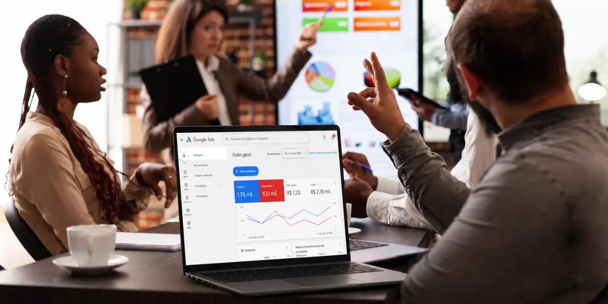 Corretor de imóveis otimizando suas campanhas através do Google Ads para imobiliária.