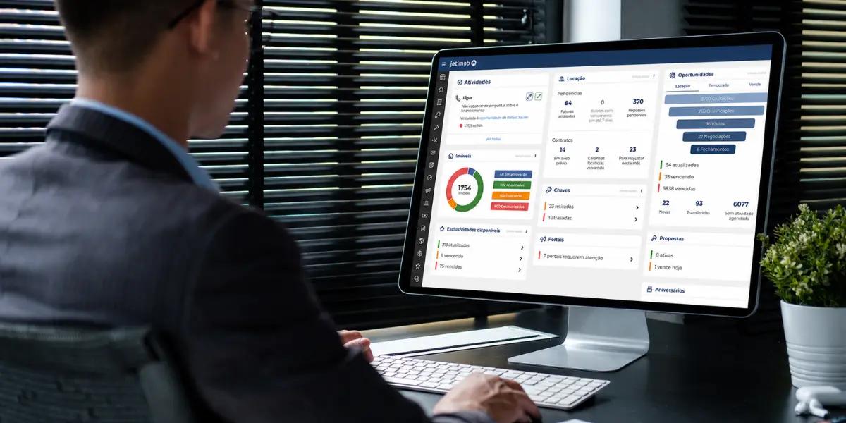 Corretor imobiliário pesquisando sobre qual o melhor CRM imobiliário para o seu negócio.