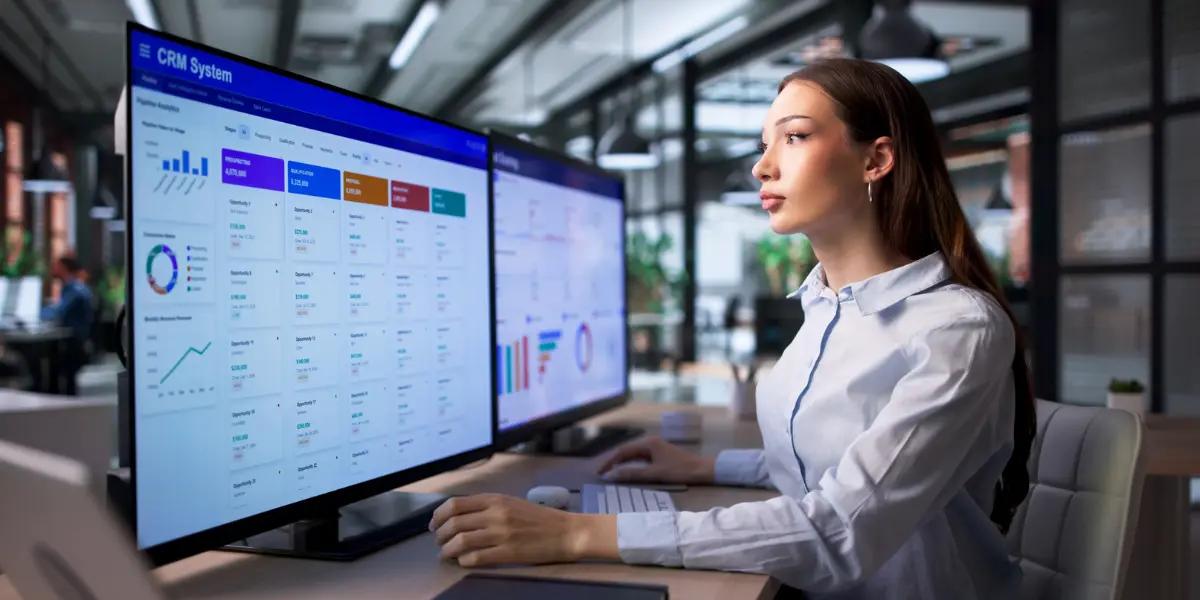 Corretora de imóveis usando estratégia de lead scoring imobiliário para qualificar leads.
