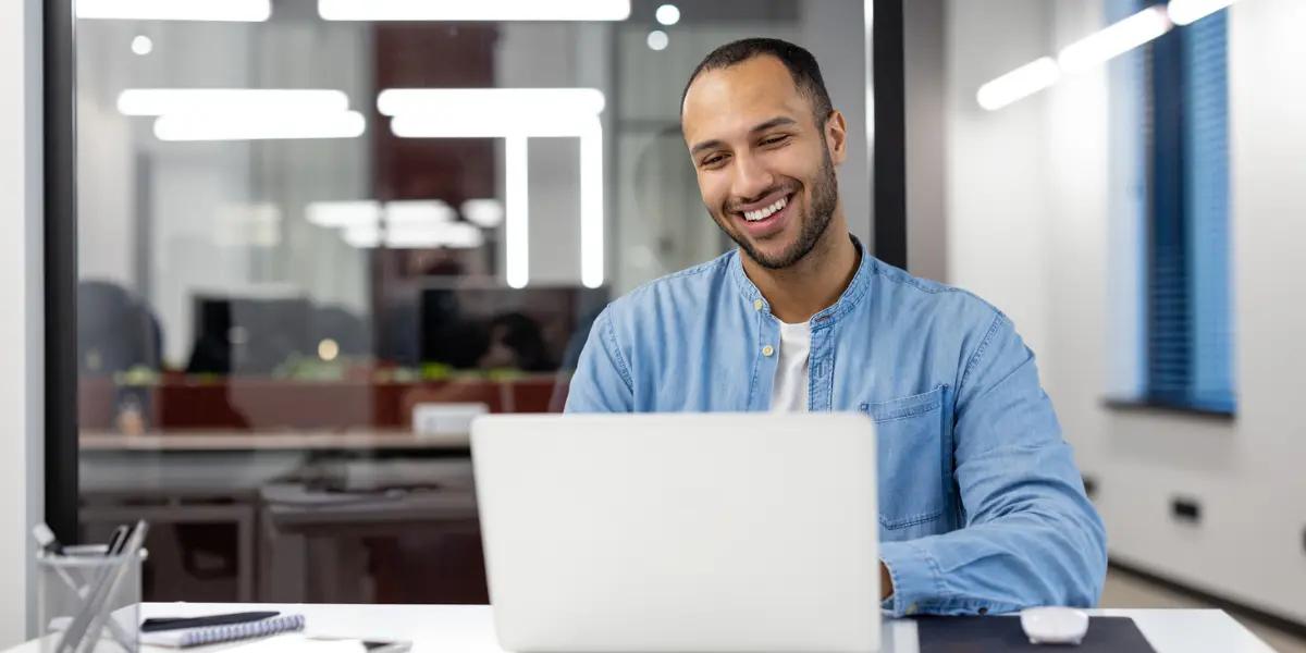 Imagem de um corretor usando um crm imobiliário.