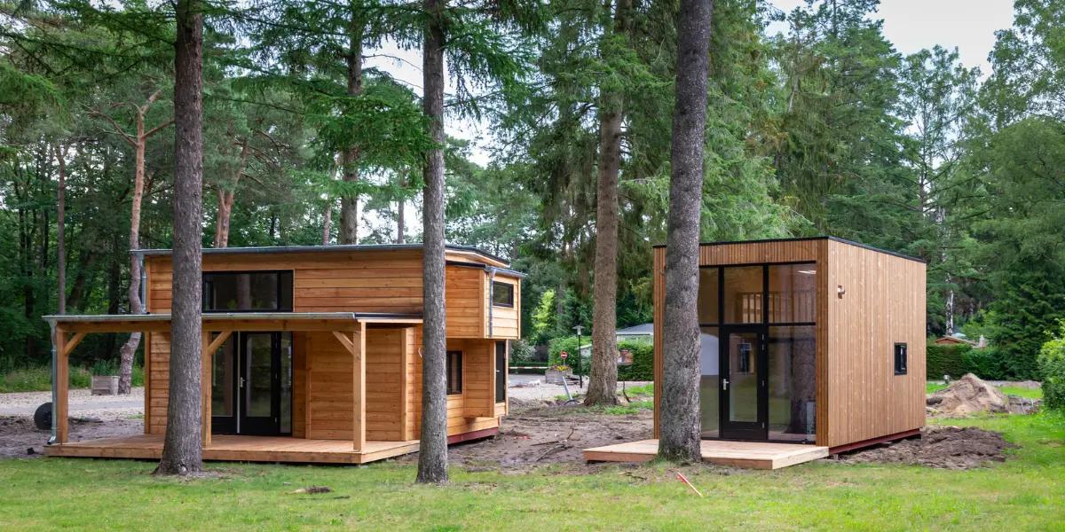 Imagem de duas tiny houses.