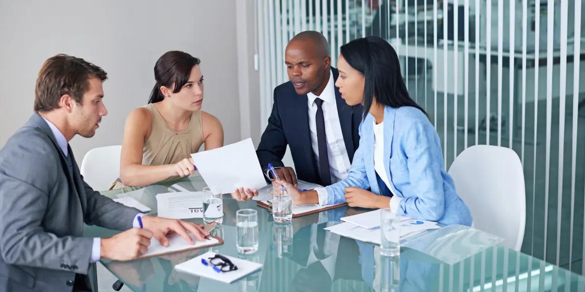 Imagem de corretores analisando como fazer o desmembramento de imóvel.