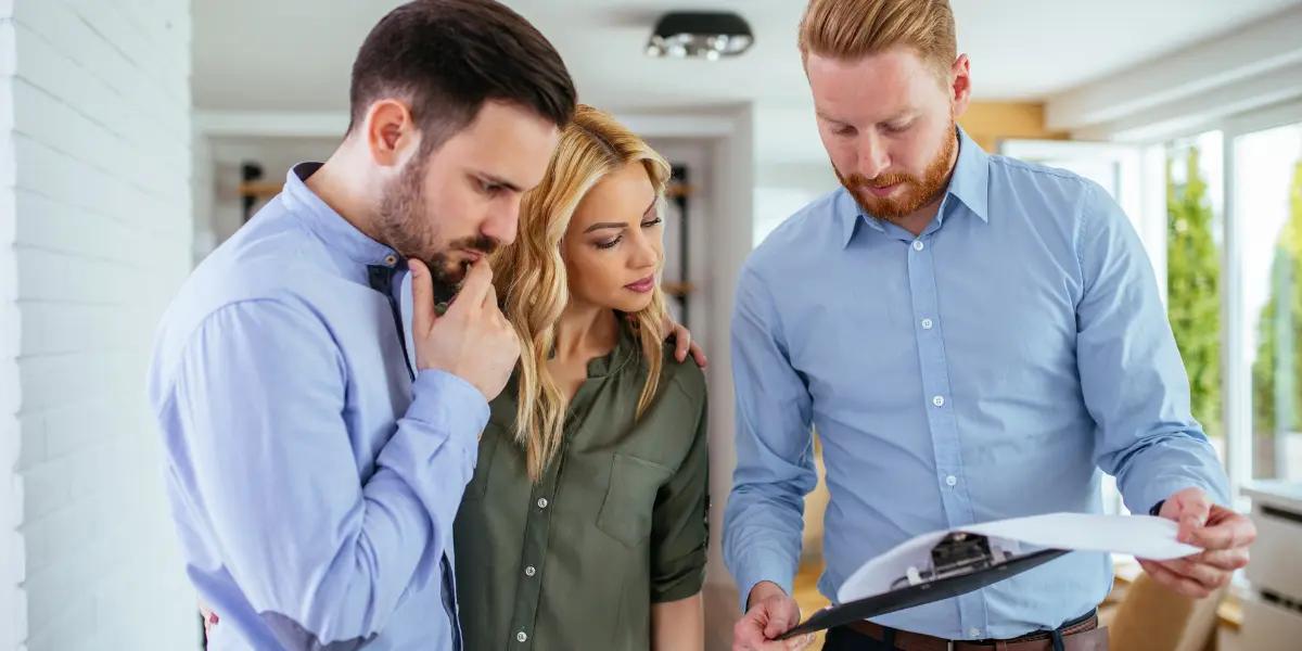 Imagem de um corretor fazendo uma vistoria de imóvel.