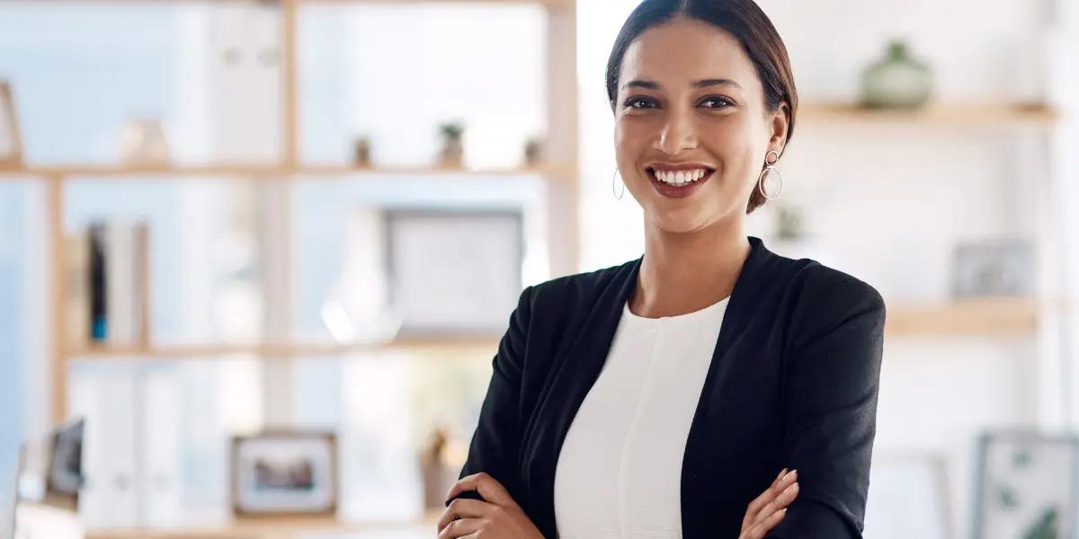 Corretora de imóveis criando sua persona imobiliária.