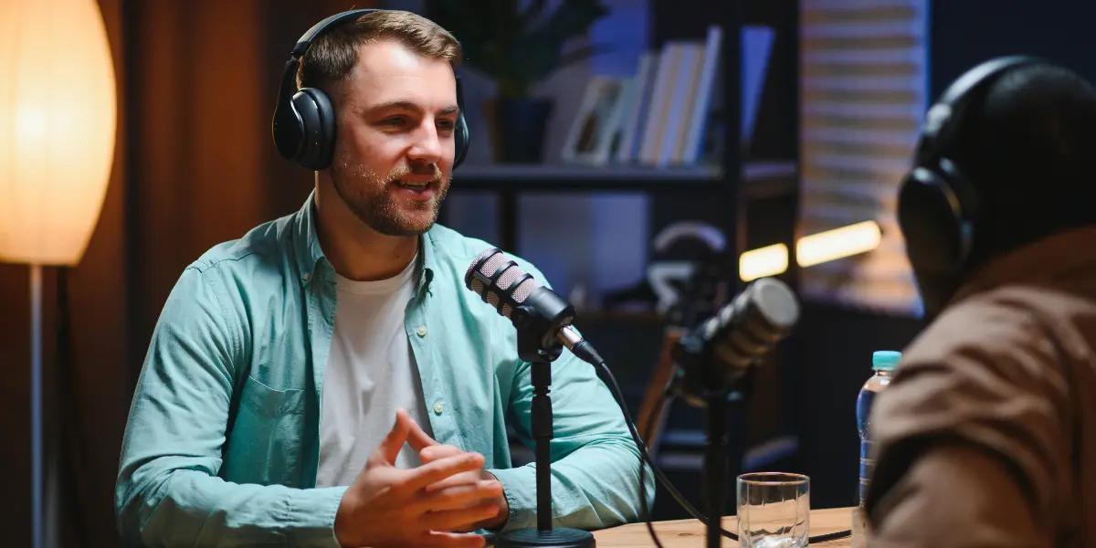 Corretor imobiliário participando de podcast do mercado imobiliário.
