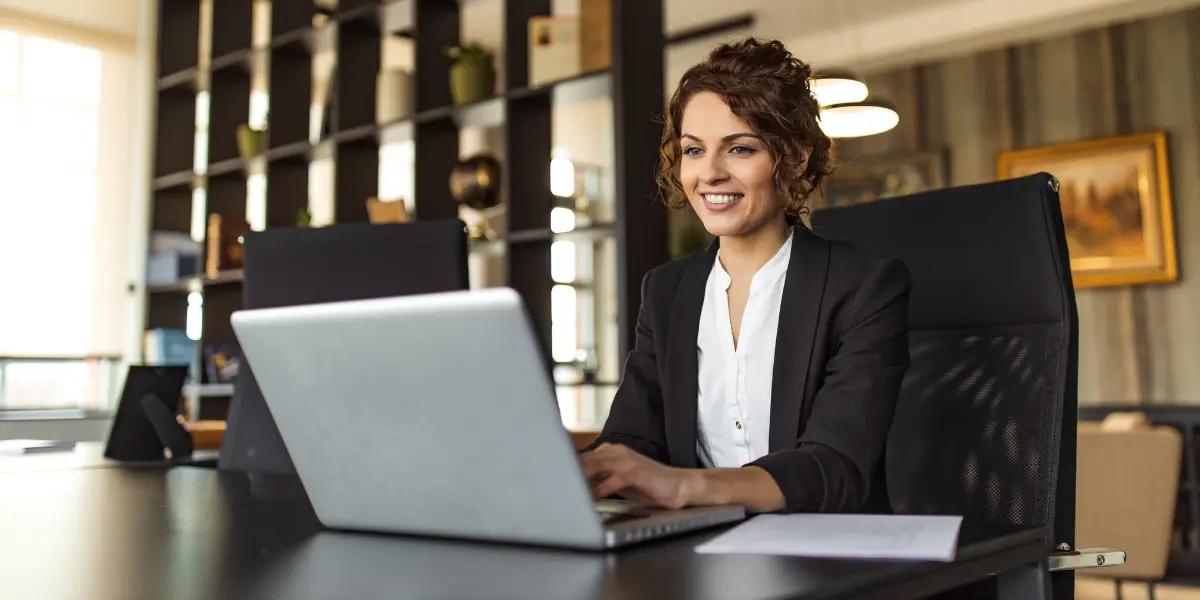 Corretora de imóveis usando o pipeline de vendas no seu CRM imobiliário.