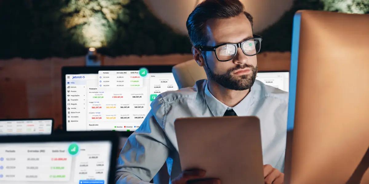Corretor de imóveis utilizando a Gestão Financeira da Jetimob na sua imobiliária.