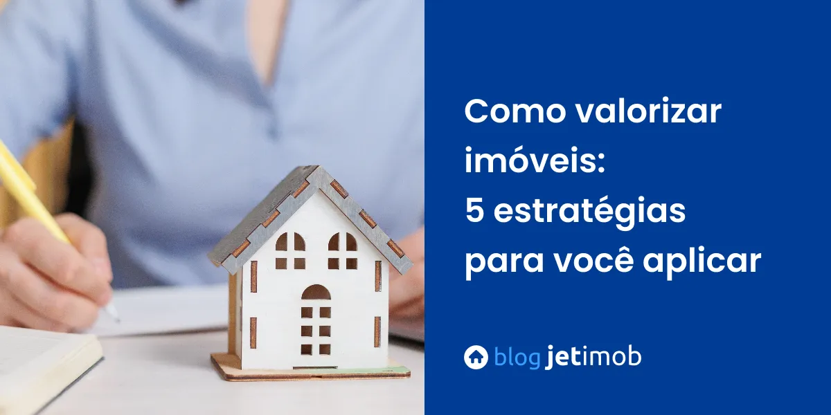 Imagem ilustrativa de uma profissional verificando os índices imobiliários.