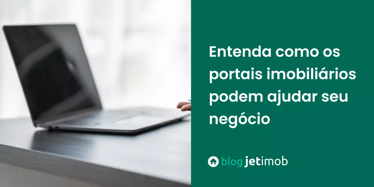 Imagem ilustrativa de uma corretora de imóveis, com uma casa nas mãos e um computador na mesa, utilizando portais imobiliários.