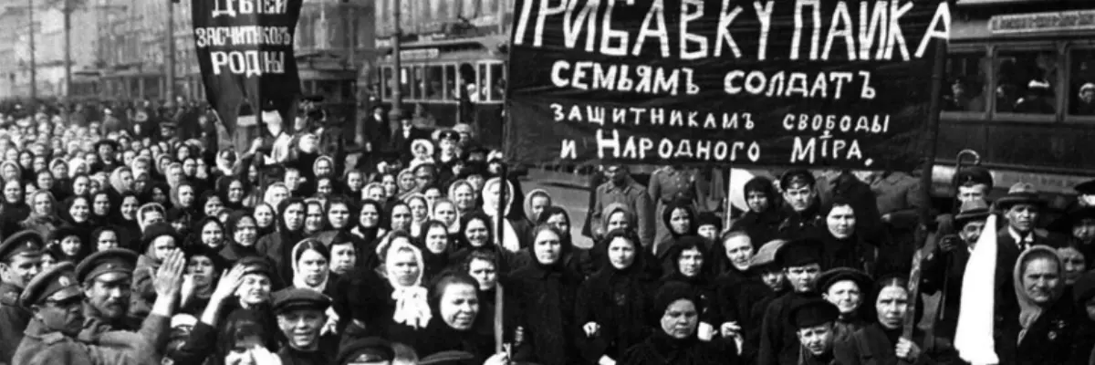 Imagem de mulheres em uma manifestação na Nevskii Prospekt, em 23 de fevereiro de 1917.