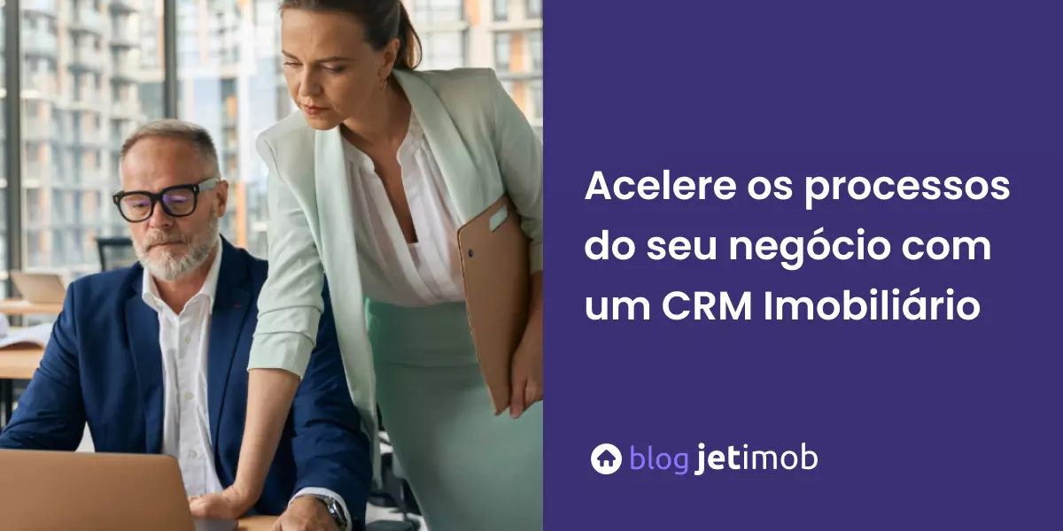 Imagem ilustrativa de dois profissionais realizando a gestão através de um crm imobiliário.