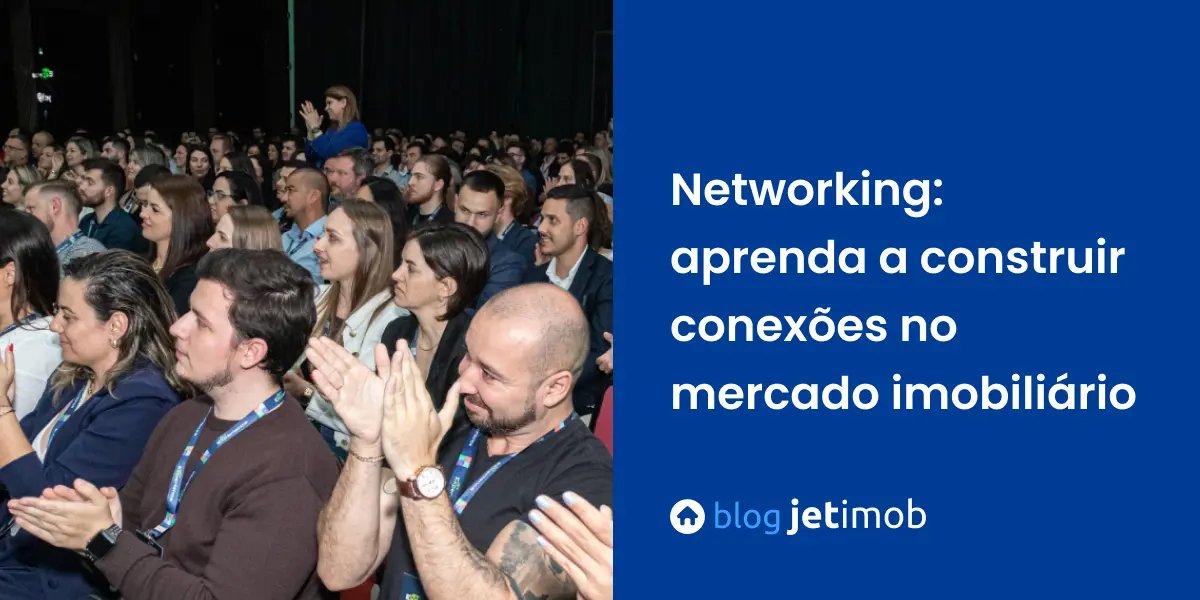 Imagem de pessoas olhando palestra sobre networking no ramo imobiliário. 