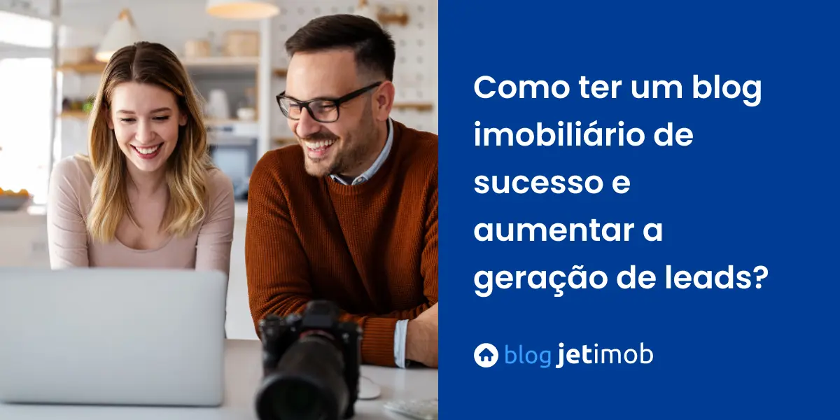 Corretores de imóveis criando seu blog imobiliário na sala de reunião da empresa.