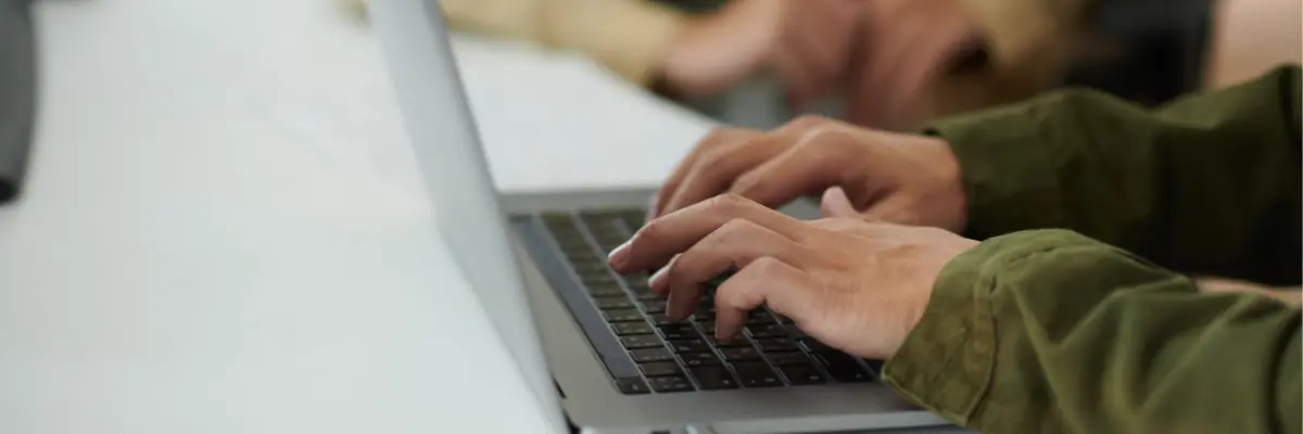 Imagem de um corretor de imóveis atualizando o seu blog imobiliário.