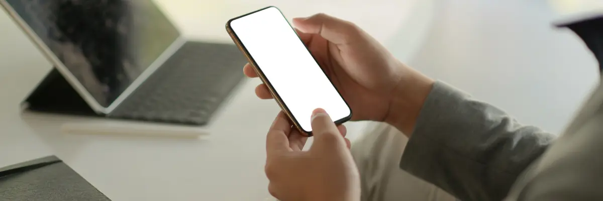 Imagem de um usuário de aplicativos de aluguel utilizando o app.