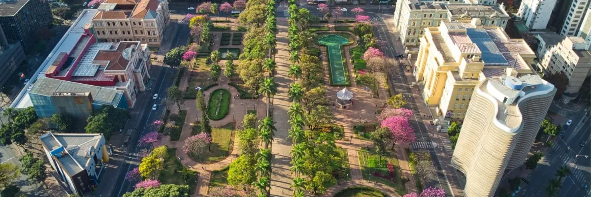 Imagem de praça no centro da cidade de Belo Horizonte, Minas Gerais.