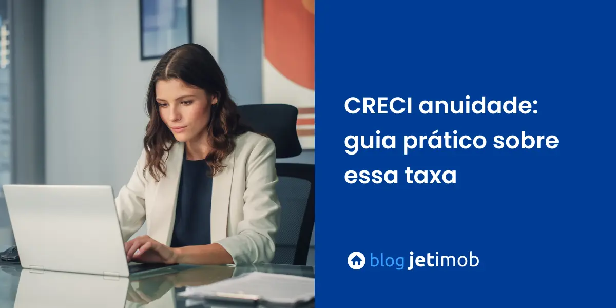 Imagem ilustrativa de uma corretora pesquisando o CRECI anuidade.