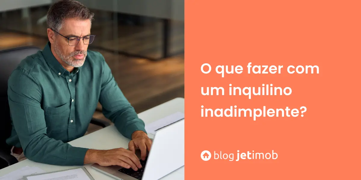 Corretor de imóveis pesquisando sobre inquilino inadimplente.