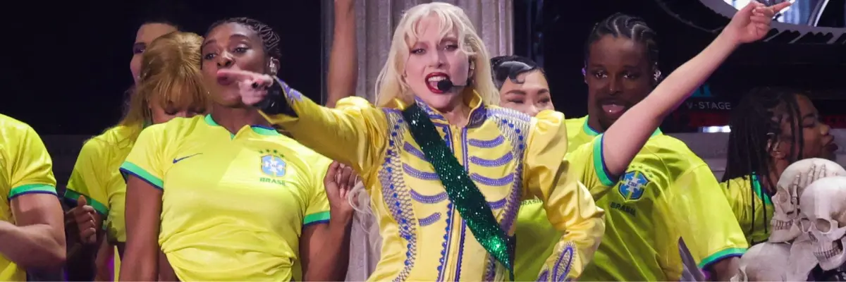 Imagem da cantora Lady Gaga se apresentando no Brasil.