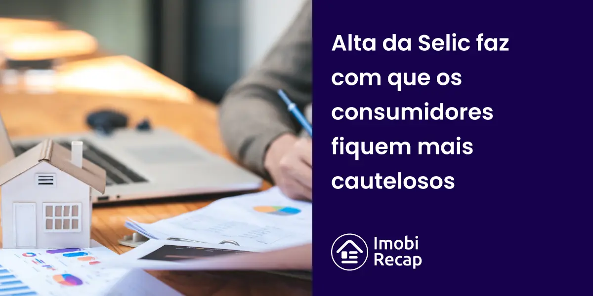 Corretor de imóveis analisando o impacto da alta da taxa Selic no mercado imobiliário.