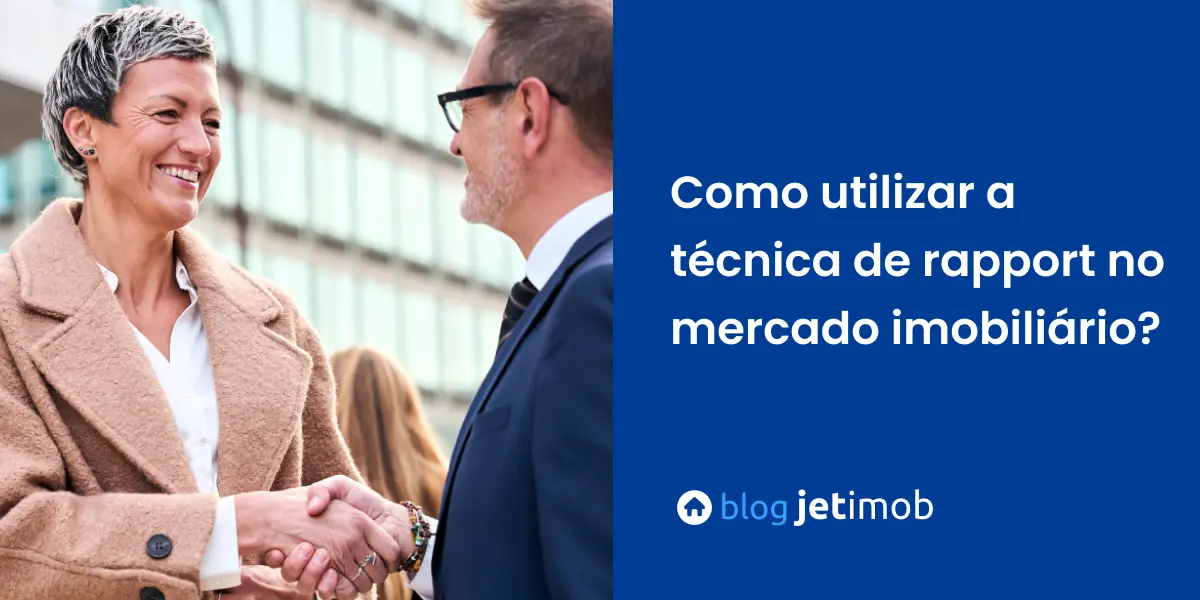 Corretor de imóveis usando a técnica de rapport para conversar com cliente.