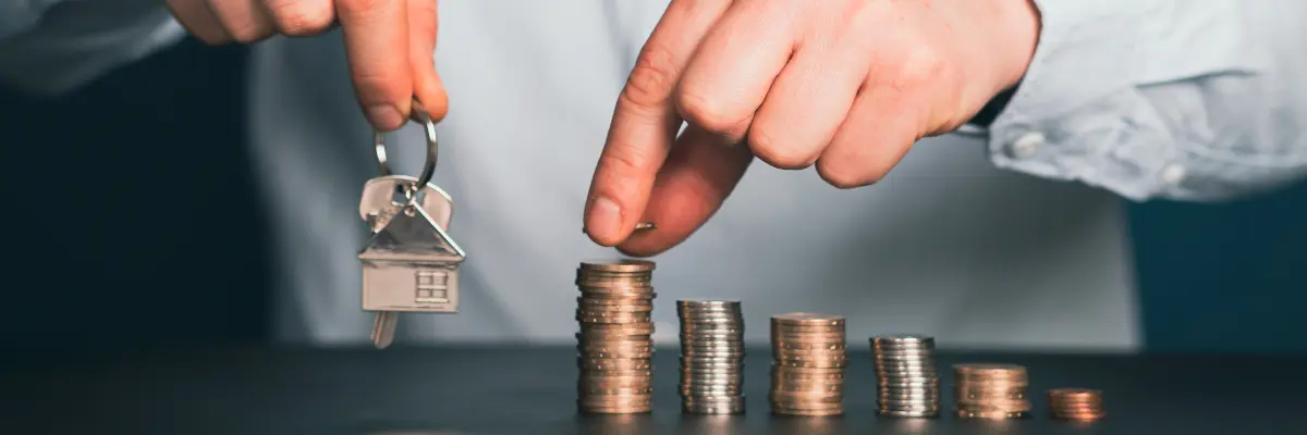 Corretor de imóveis calculando a valorização de imóveis com inteligência artificial.
