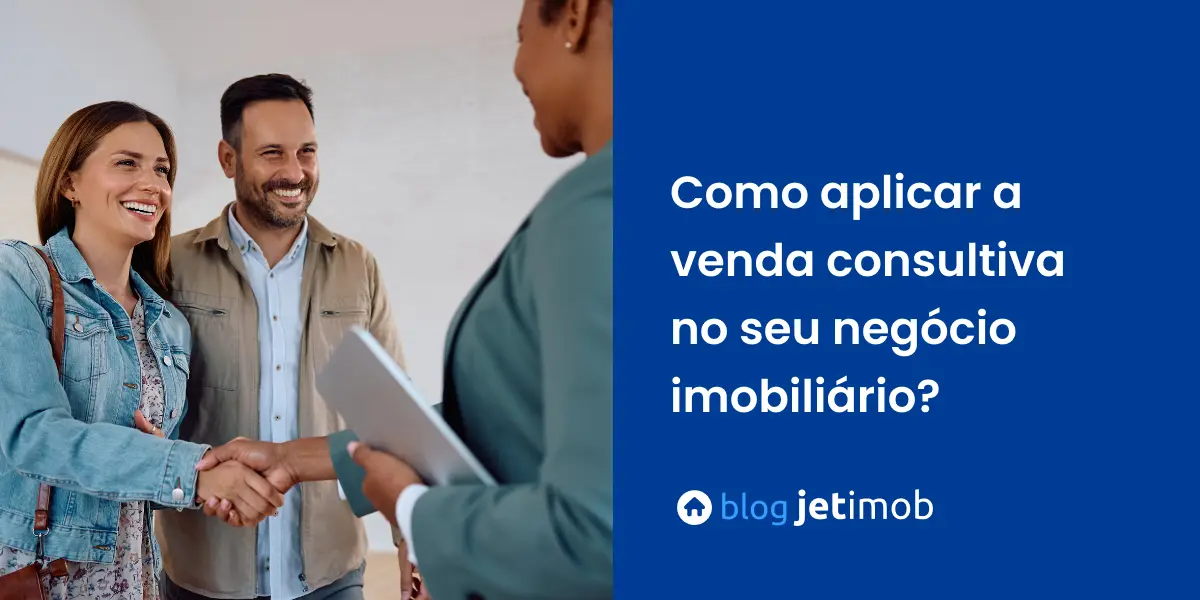 Imagem de uma corretora realizando uma venda consultiva.