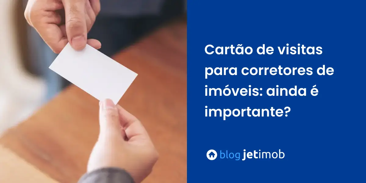 Corretor de imóveis entregando seu cartão de visitas para cliente.