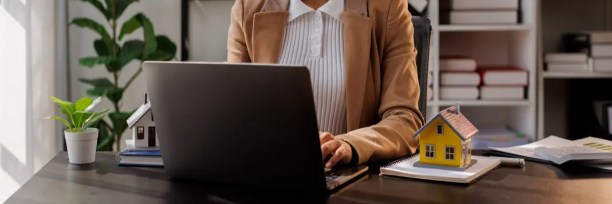 Corretora de imóveis criando seu cartão de visitas digital.