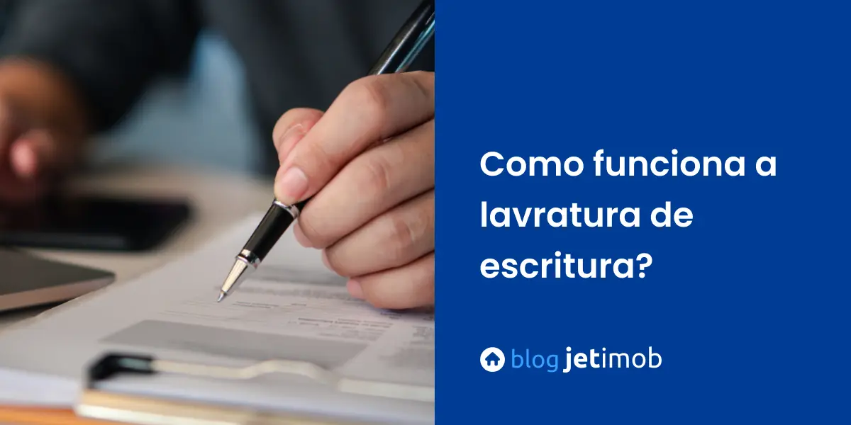 Imagem de uma pessoa realizando uma lavratura de escritura.