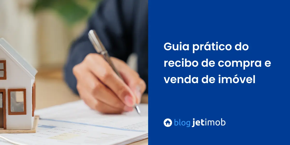 Corretor de imóveis usando modelo de recibo de compra e venda de imóvel.