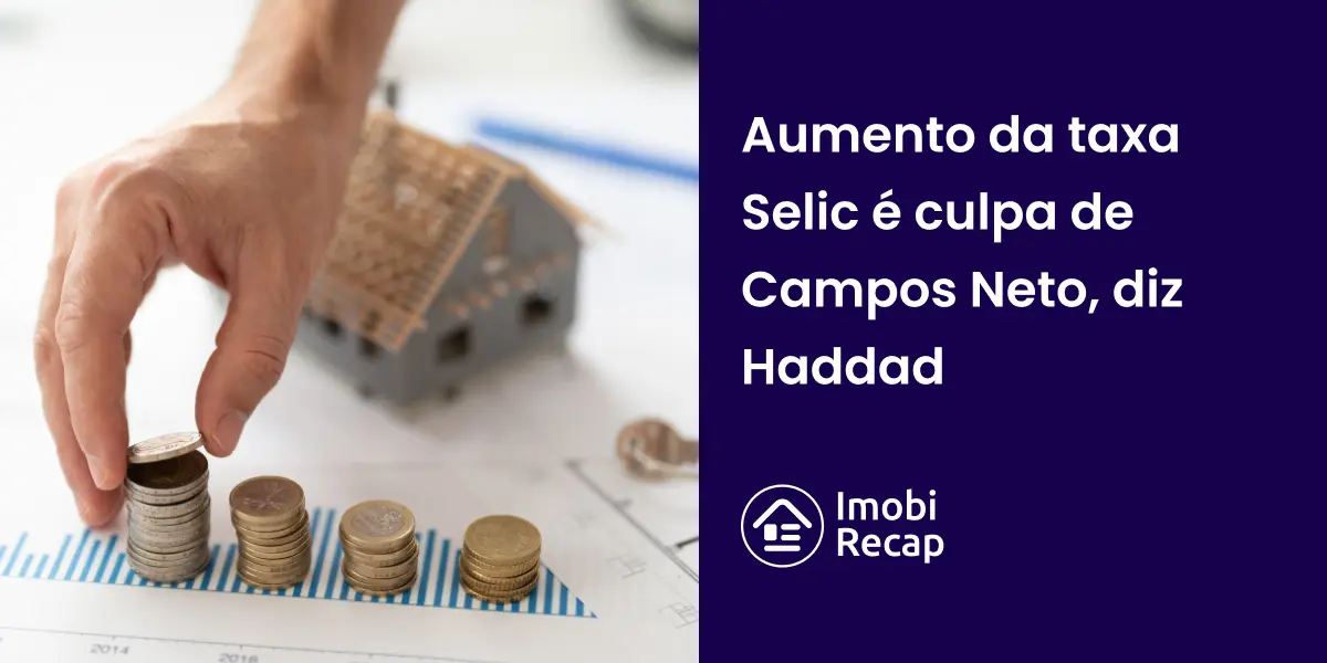 Corretor imobiliário calculando preço de imóvel após aumento da taxa Selic.