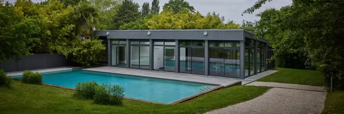 Imagem da área da piscina da mansão de Karl Langerfeld, na França.