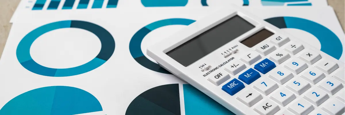 Imagem de corretor de imóveis calculando o market share.